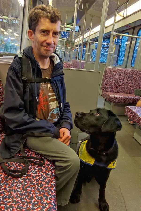 Christian und Assistenzhund Toby in der Bahn