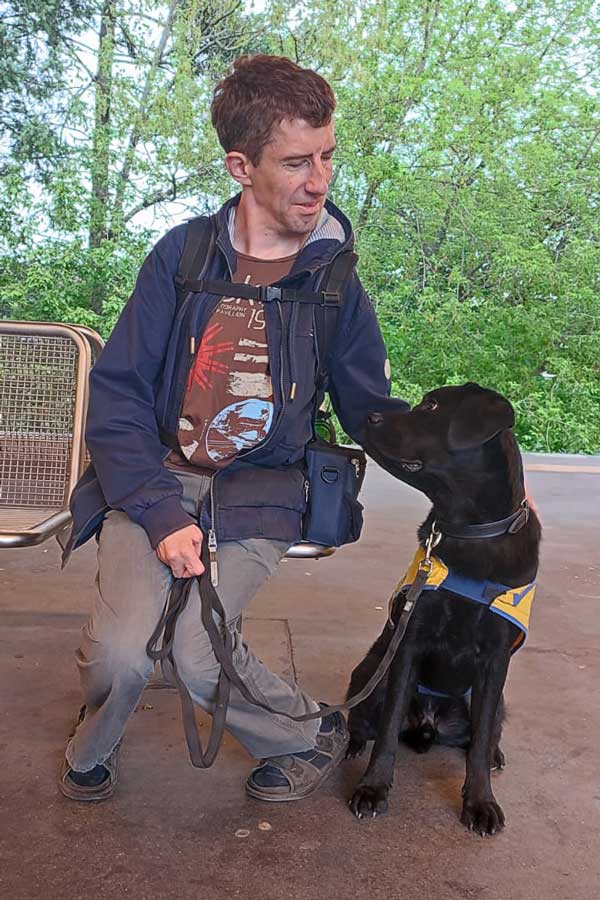 Christian und Assistenzhund Toby am Bahnhof